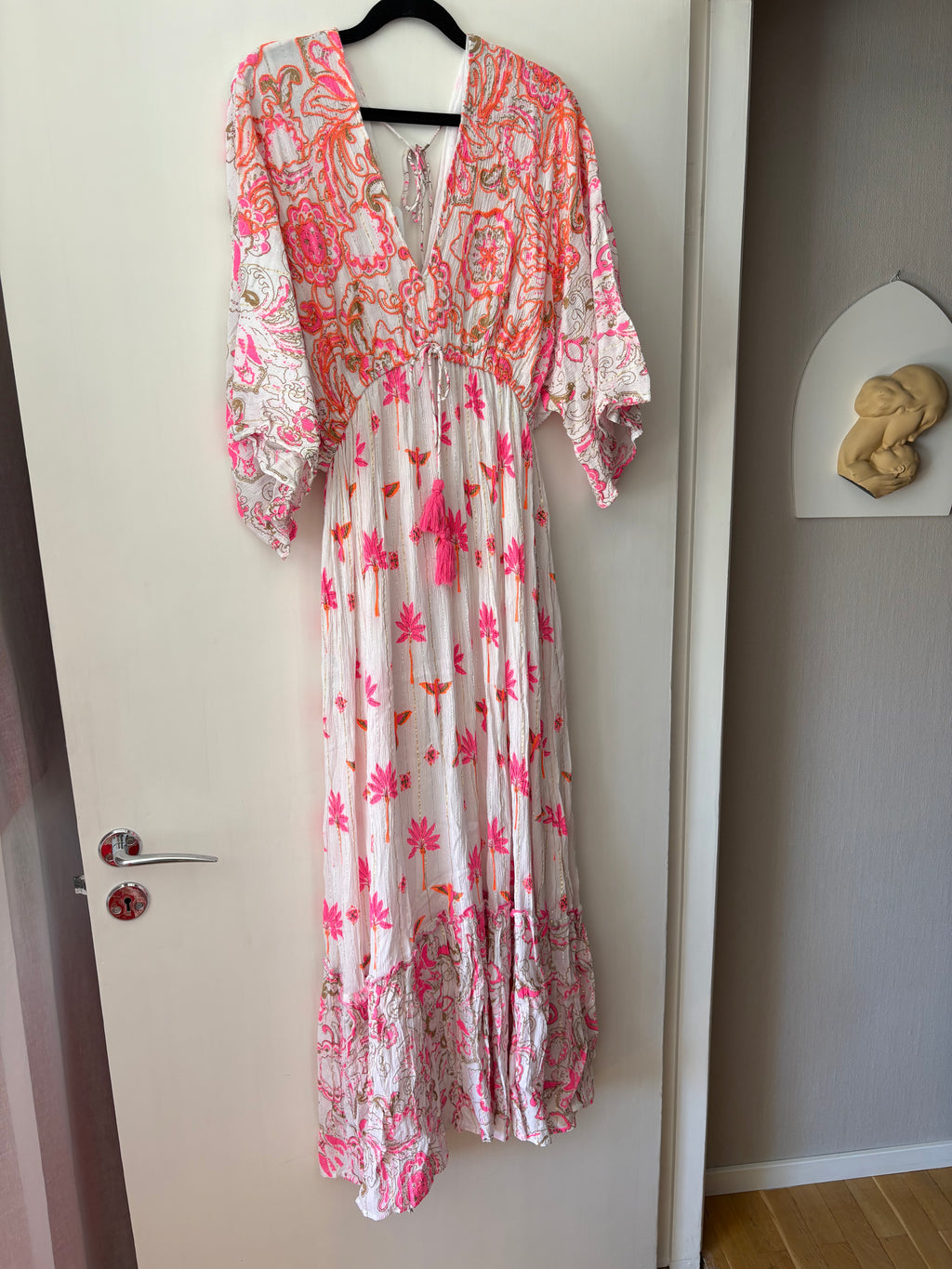 Lång klänning vit/rosa broderier från Lula Natura