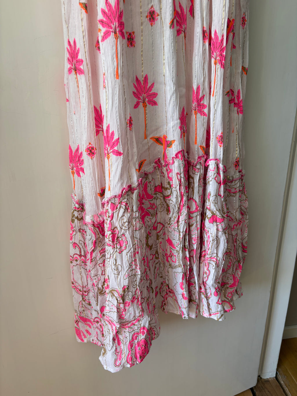 Lång klänning vit/rosa broderier från Lula Natura